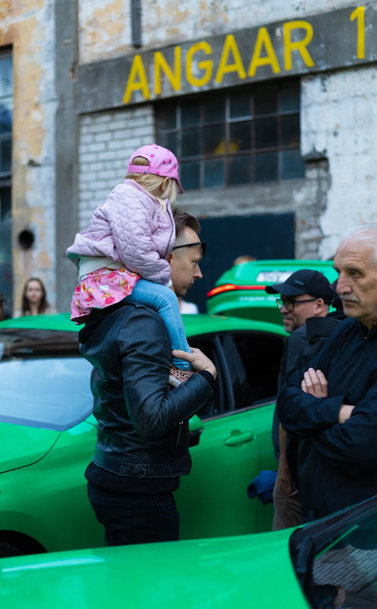 Avatud ruumi kontsert autode ja nende vahel kõndivate inimestega