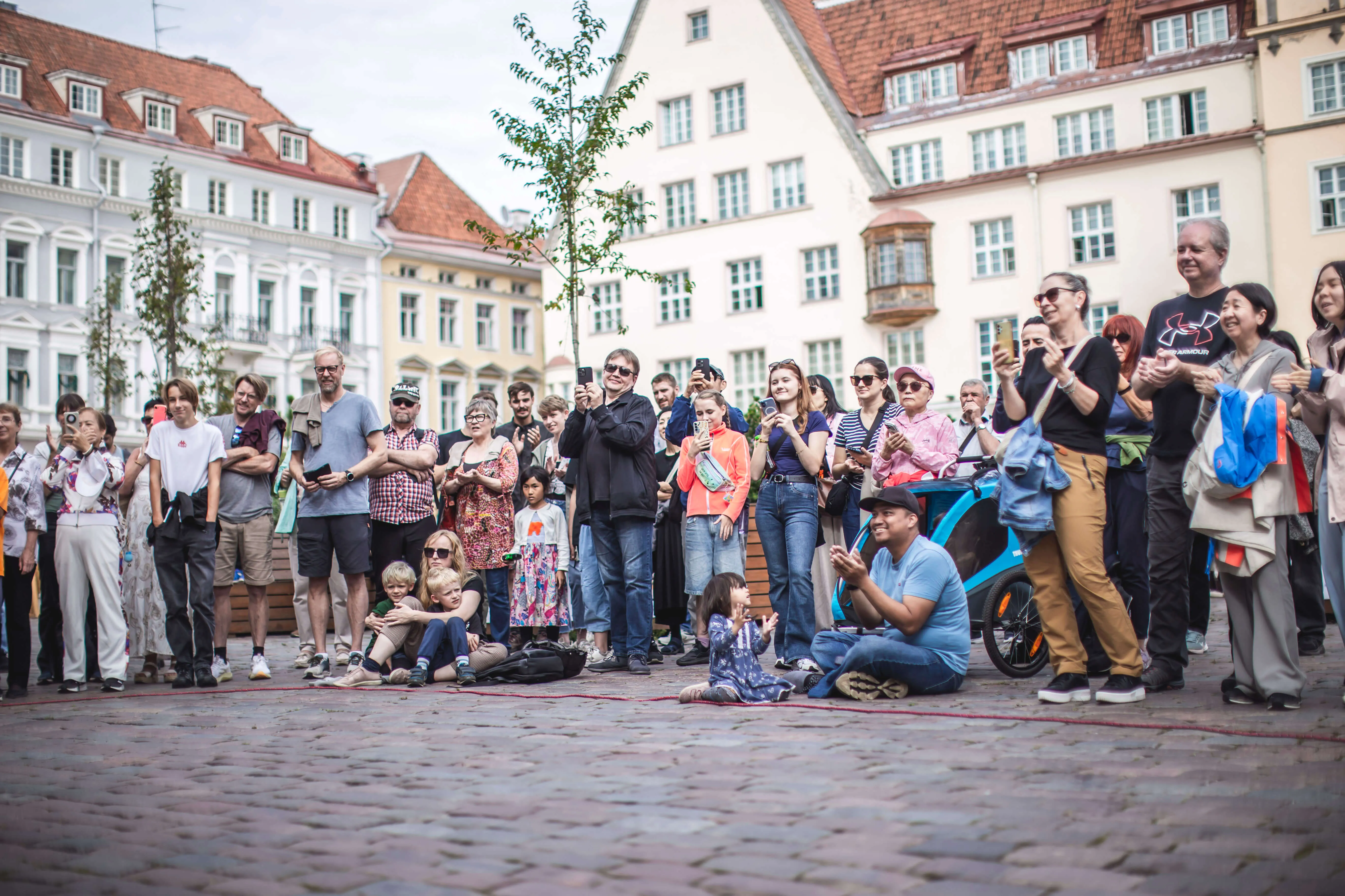 Esinejad Tallinna vanalinna platsil koos rahvaga, TFF 2026 tänavaetendus