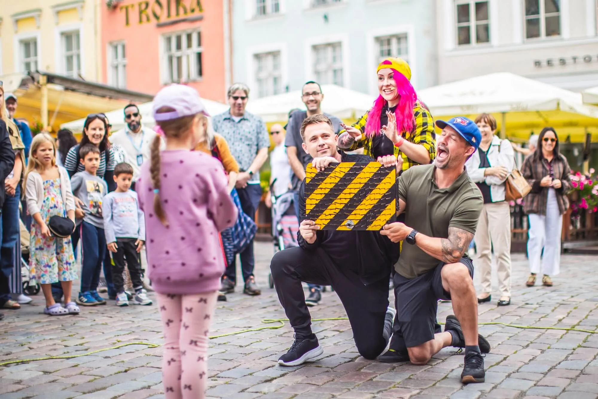 Esinejad Tallinna vanalinna platsil koos rahvaga, TFF 2026 tänavaetendus