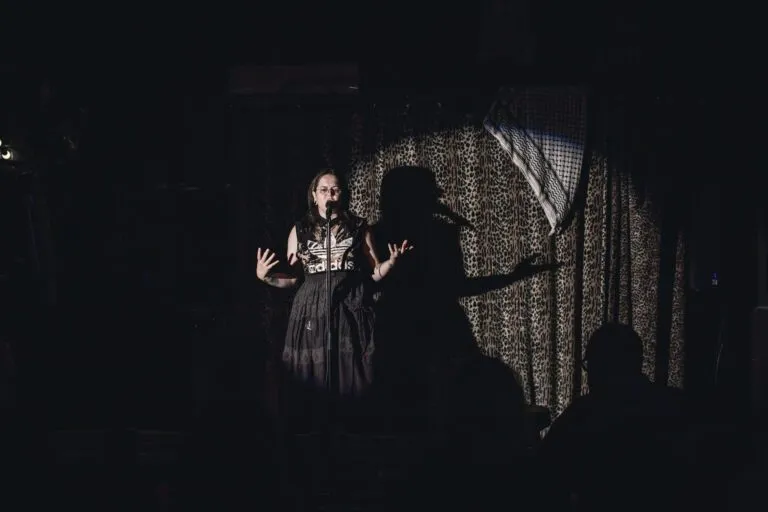 Mouthy Pop-Up Stage Features Russian-Language Comedians