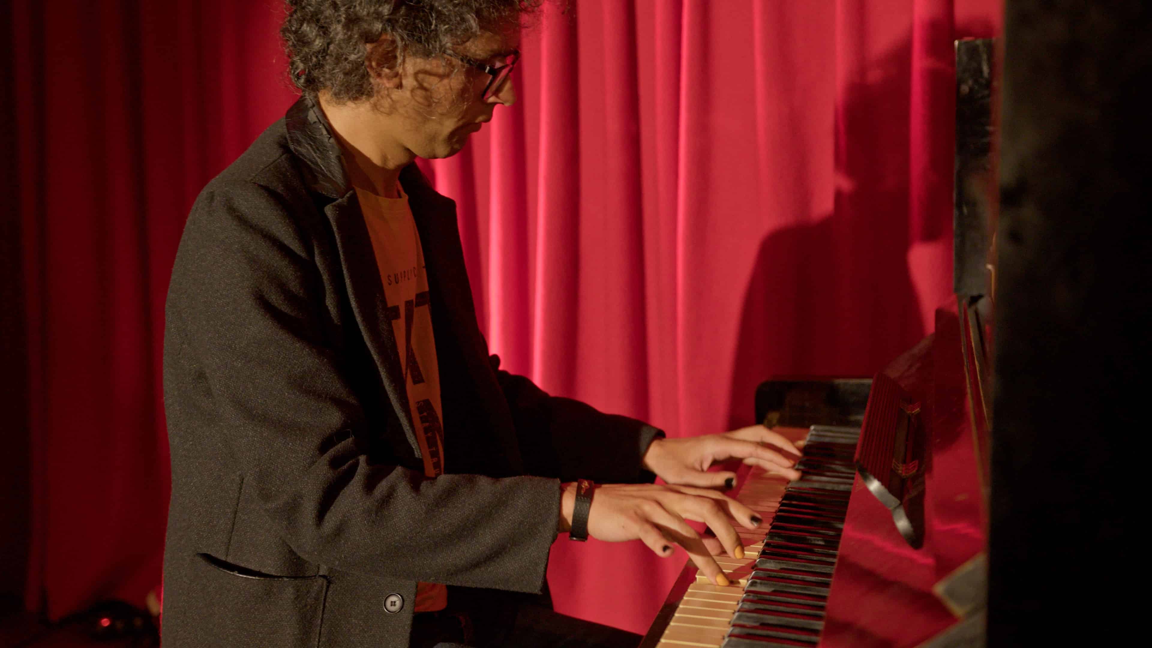 Arashk Azizi performing piano at Heldeke